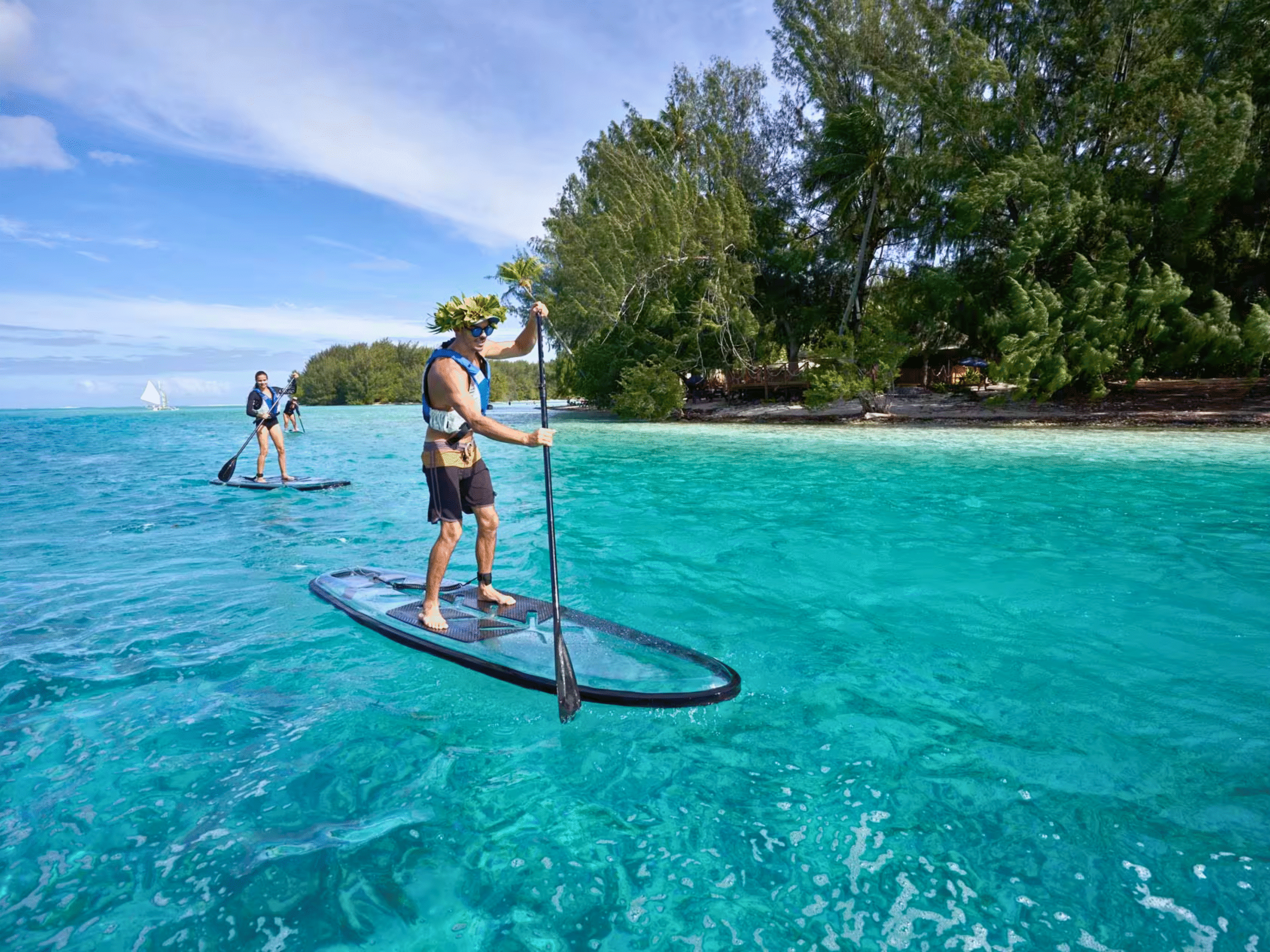 Persona sobre paddle surf transparente en Lanzarote